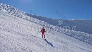 滑雪者滑下山坡上的滑雪板，翻雪雾